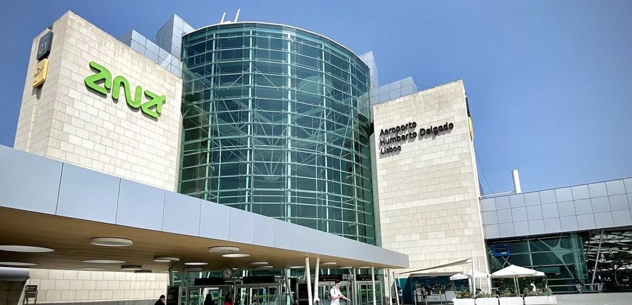 Aer Lingus Airlines LIS Terminal - Humberto Delgado Airport